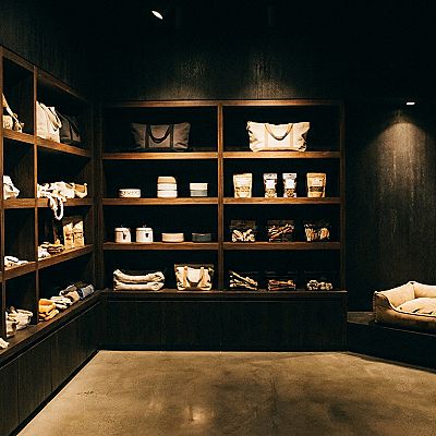 Estantes de un petshop con productos para mascotas